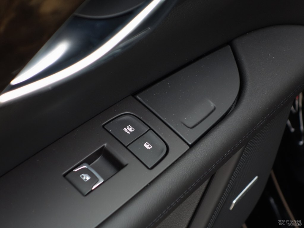耀黑凱迪拉克CT6車(chē)廂內(nèi)飾圖片