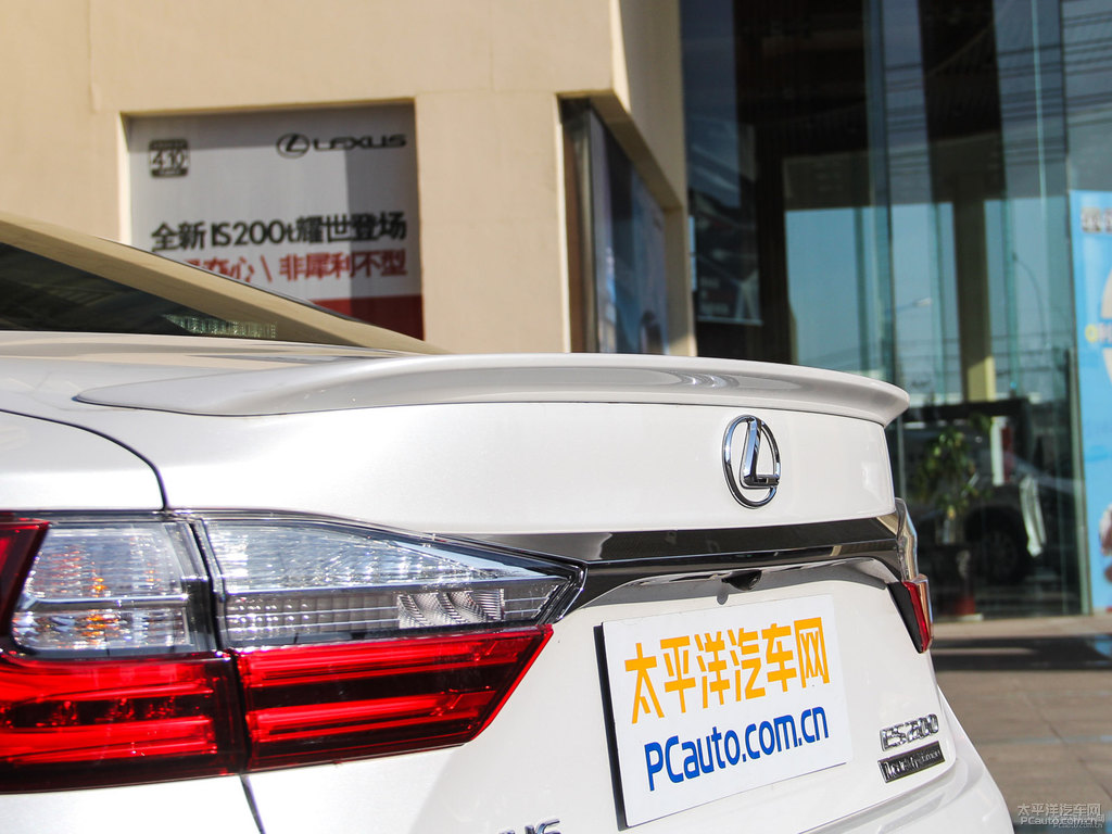 超音速石英白色雷克薩斯ES車尾外觀圖片