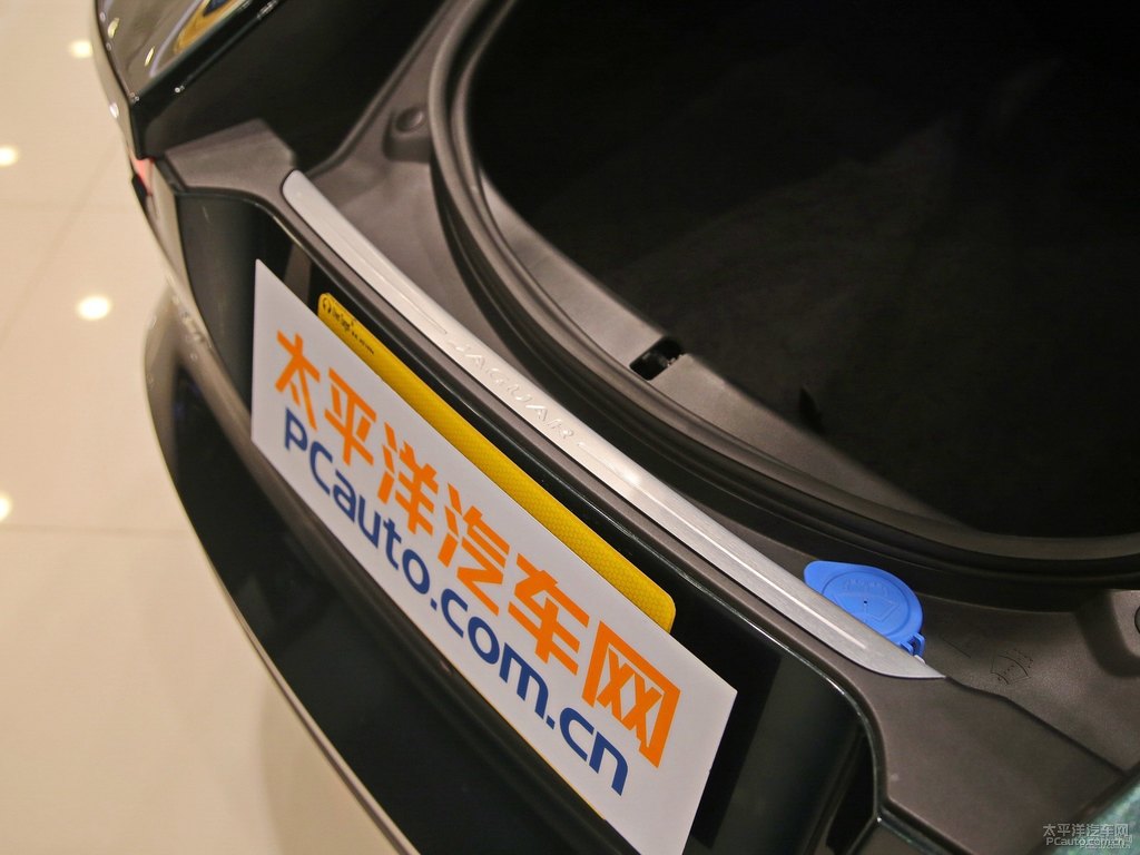 英國(guó)綠捷豹F-TYPE后備廂空間圖片