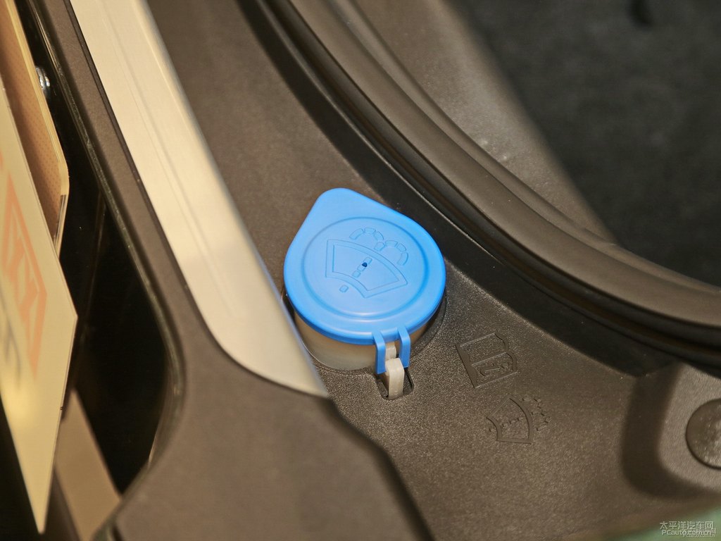 英國(guó)綠捷豹F-TYPE后備廂空間圖片