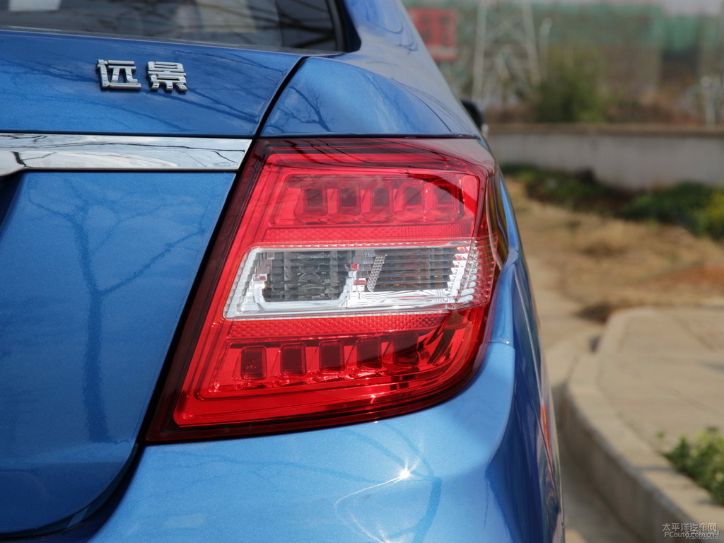 寶石藍(lán)遠(yuǎn)景車尾外觀圖片
