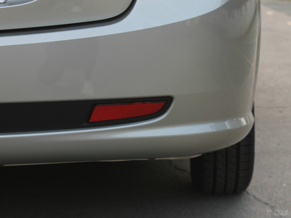 香檳金凱越車尾外觀圖片