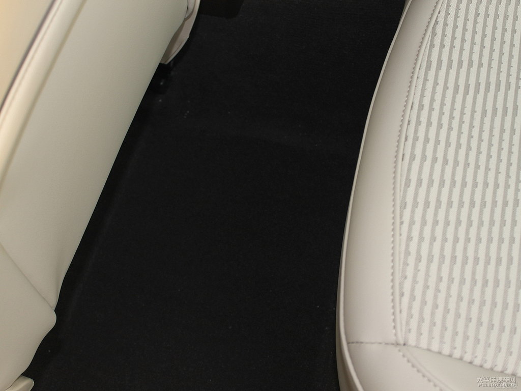 流銀君威駕乘空間空間圖片