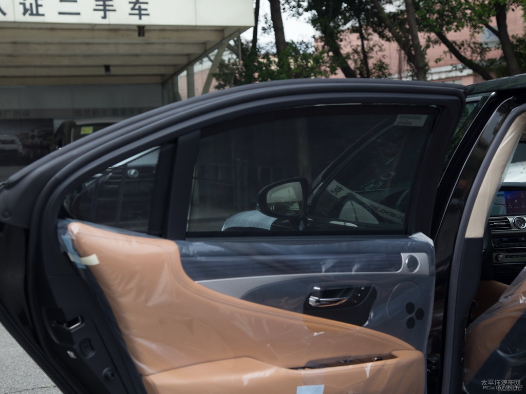 黑色雷克薩斯LS車廂內(nèi)飾圖片