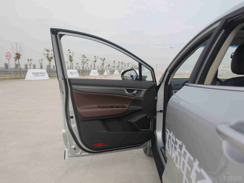 珍珠銀帝豪GS車廂內(nèi)飾圖片