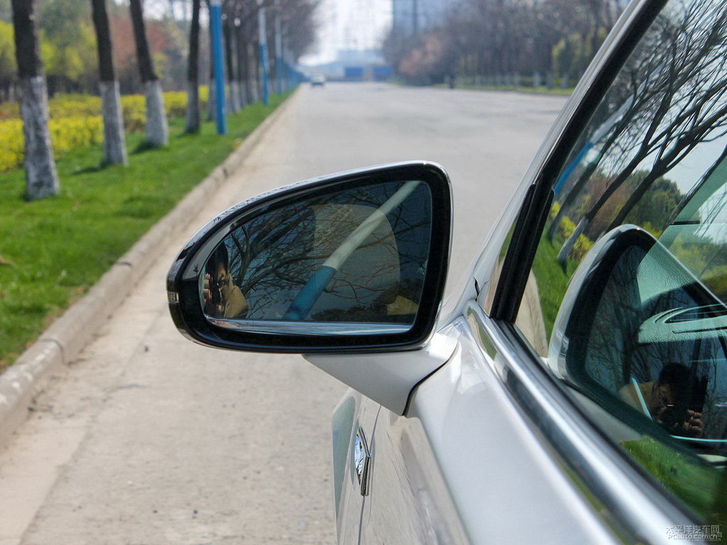 象牙白君越車身外觀圖片