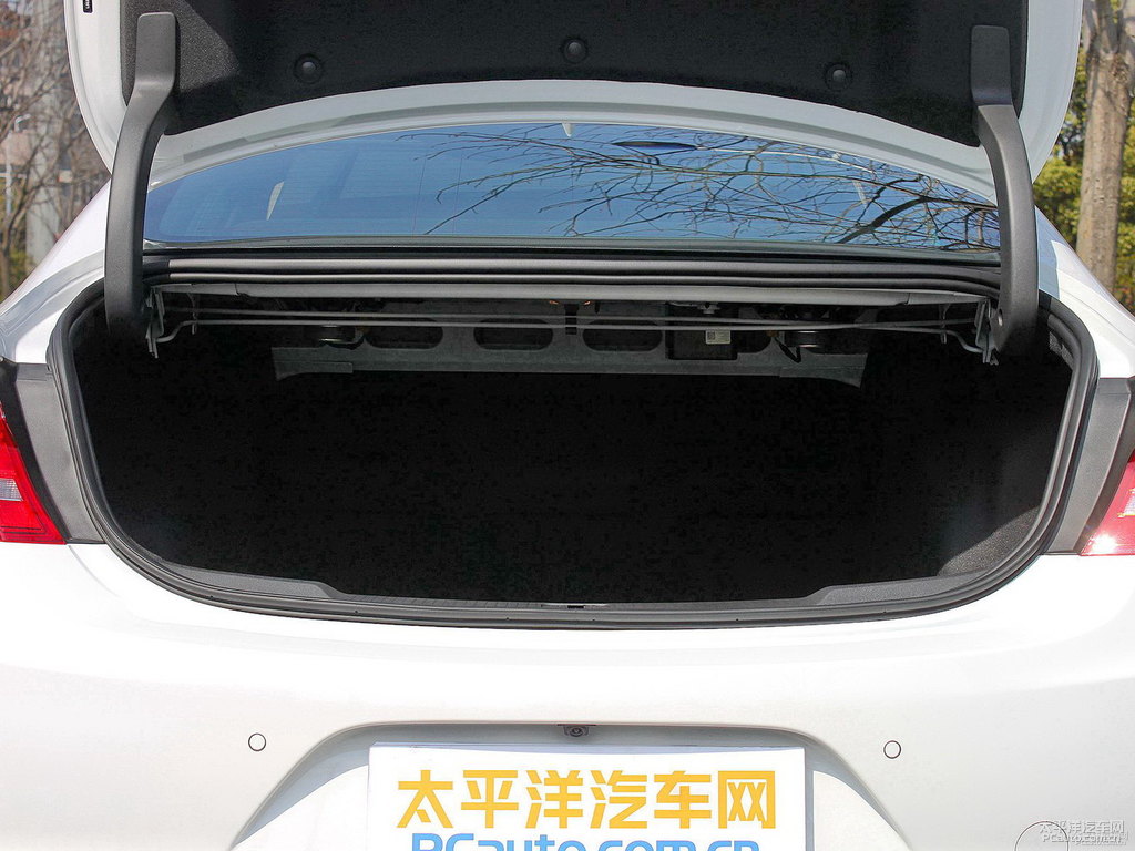 象牙白君越后備廂空間圖片