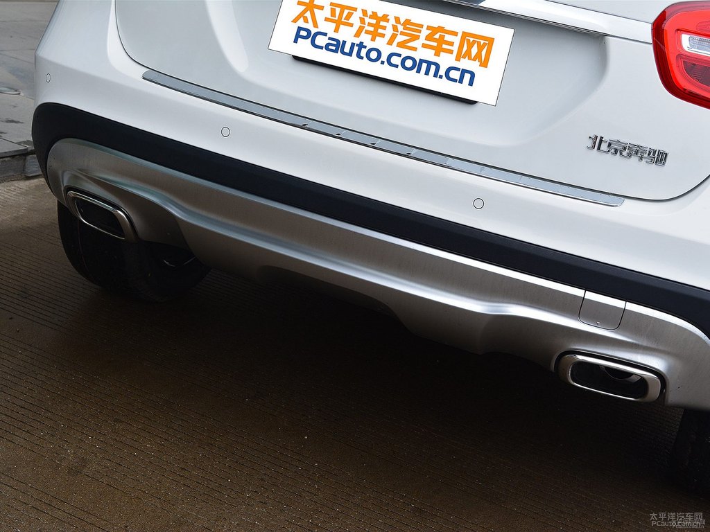 北極白奔馳GLA車尾外觀圖片