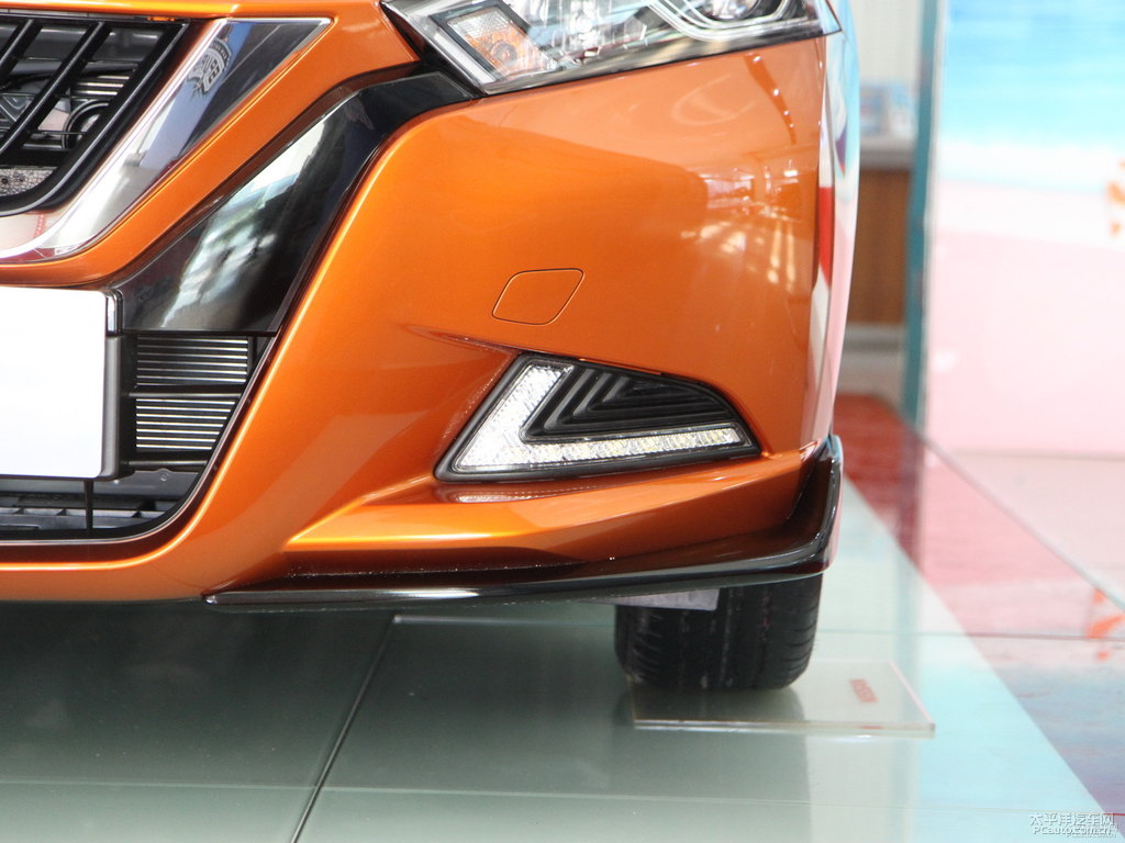 旋風(fēng)橙藍(lán)鳥(niǎo)車(chē)頭外觀(guān)圖片
