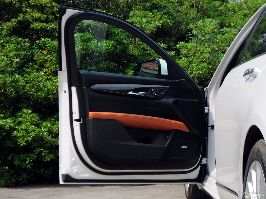 鉆白凱迪拉克CT6車廂內(nèi)飾圖片