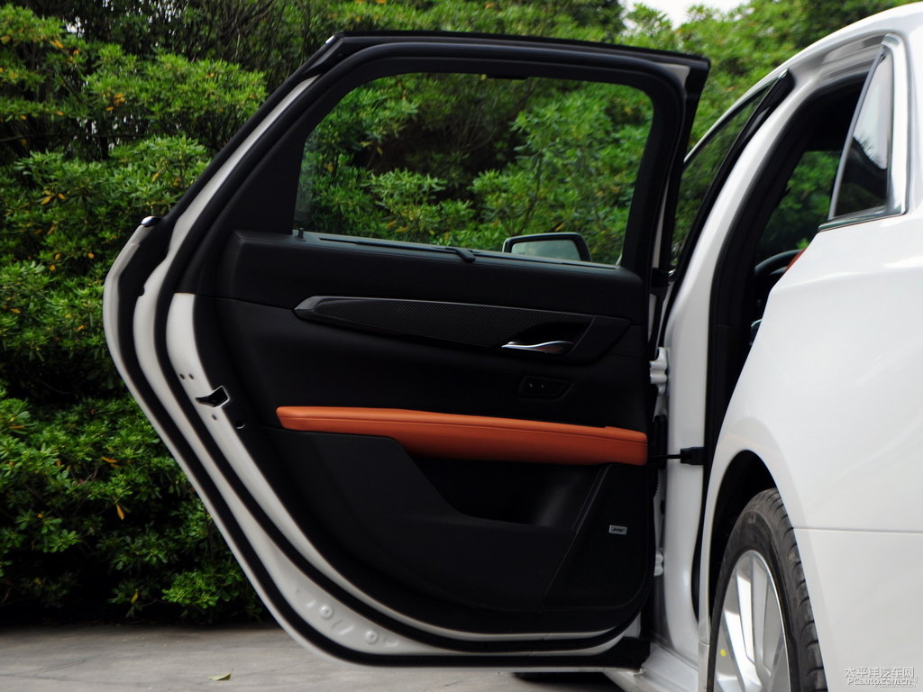 鉆白凱迪拉克CT6車(chē)廂內(nèi)飾圖片