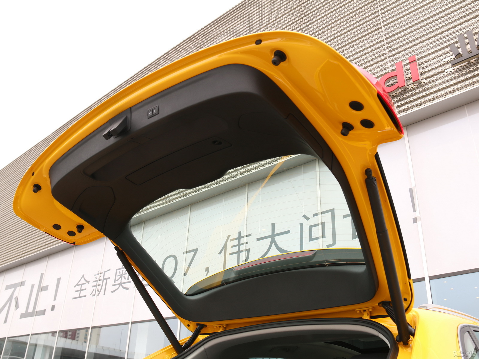 奧迪Q3空間高清大圖