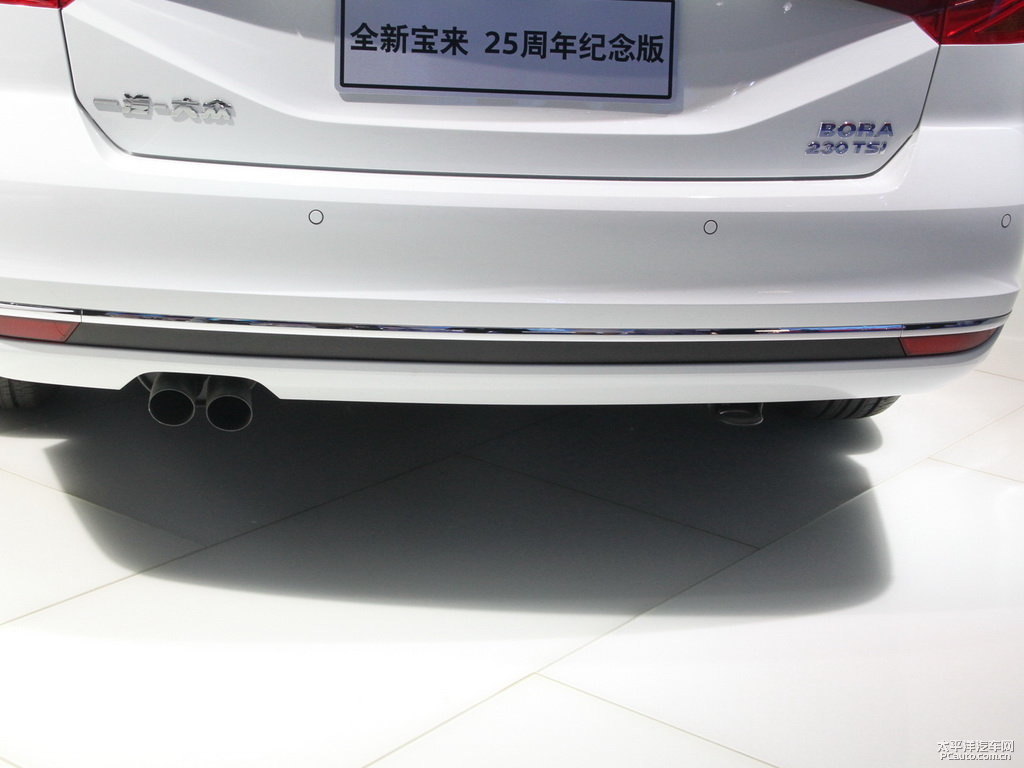 極地白寶來車尾外觀圖片