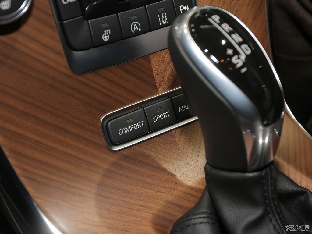醇咖色沃爾沃XC60中控內(nèi)飾圖片