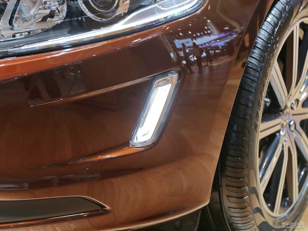 醇咖色沃爾沃XC60車(chē)頭外觀圖片