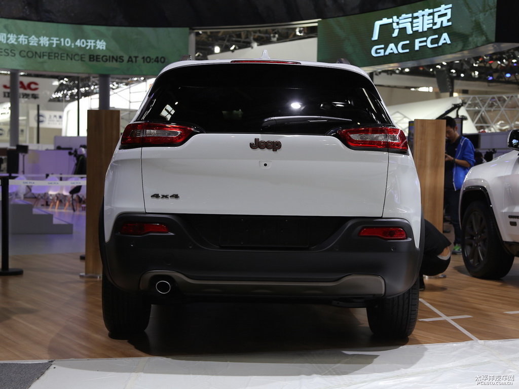 白色自由光整車外觀外觀圖片