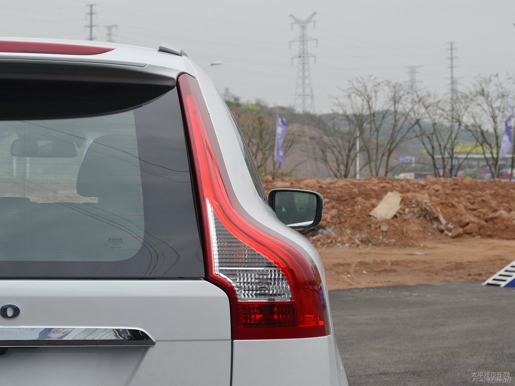 冰雪白沃爾沃XC60車尾外觀圖片