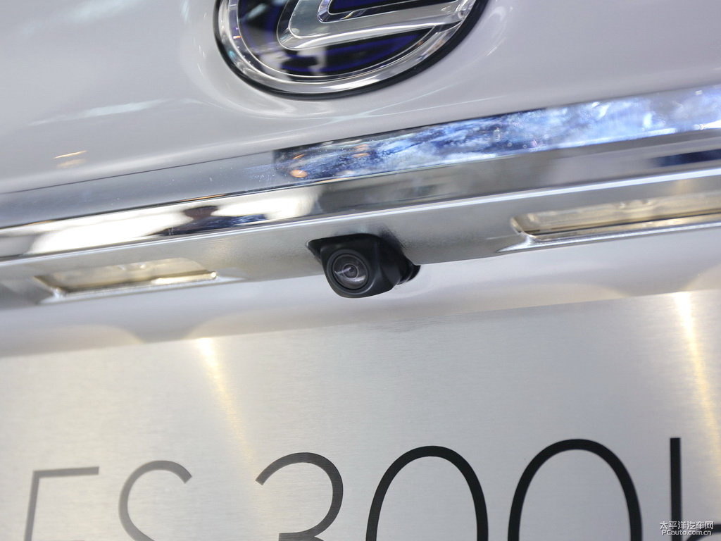 超音速石英白色雷克薩斯ES車尾外觀圖片