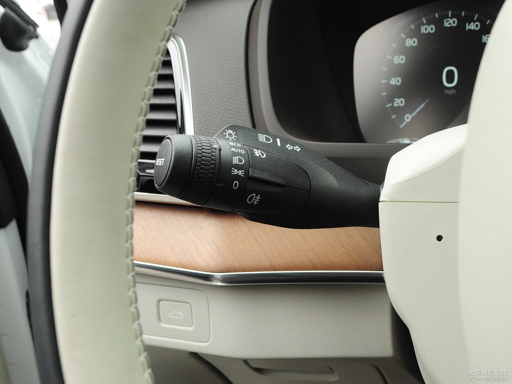 水晶白沃爾沃XC90中控內(nèi)飾圖片