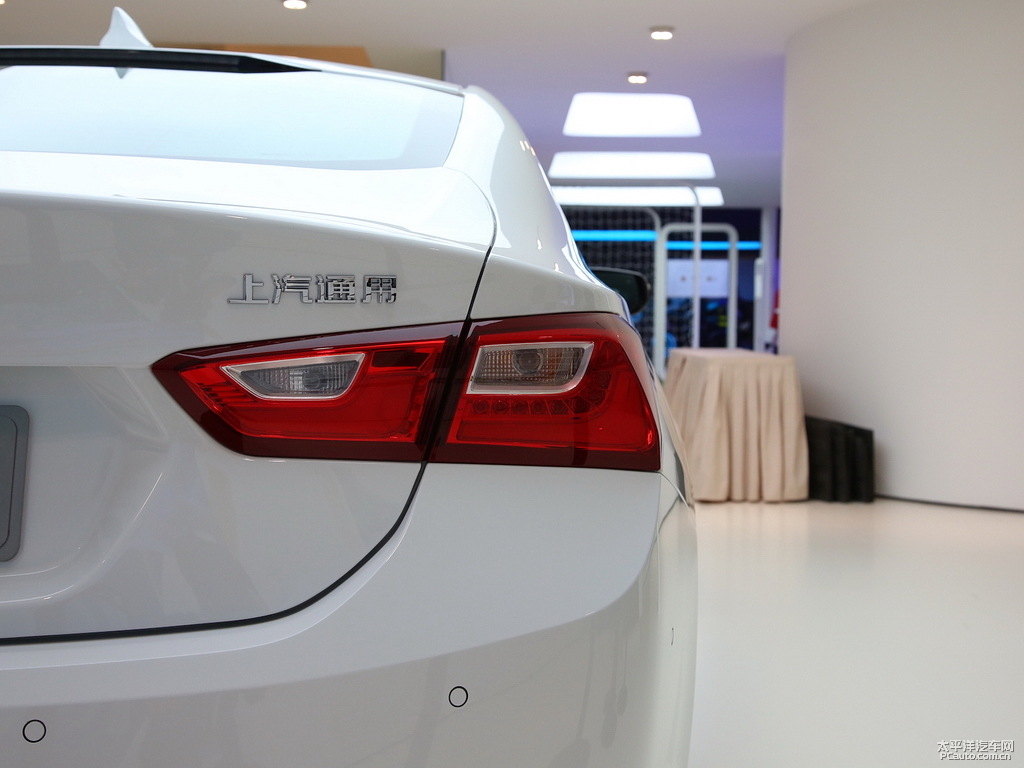 皓沙白邁銳寶XL車尾外觀圖片