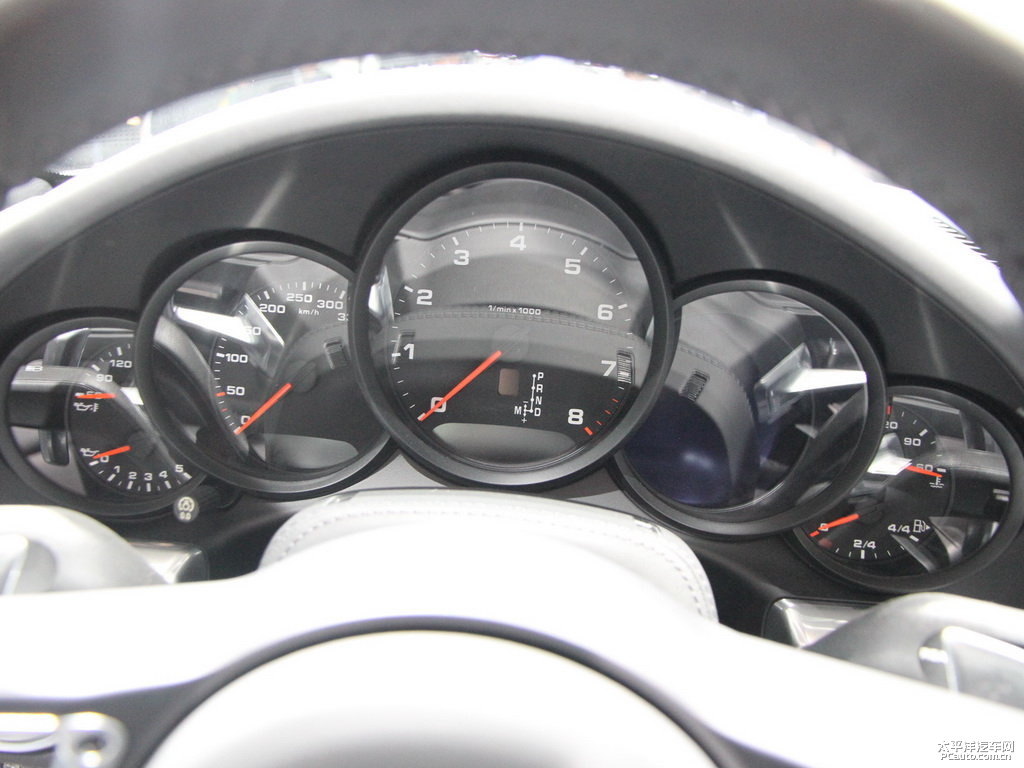 銠銀保時(shí)捷911中控內(nèi)飾圖片