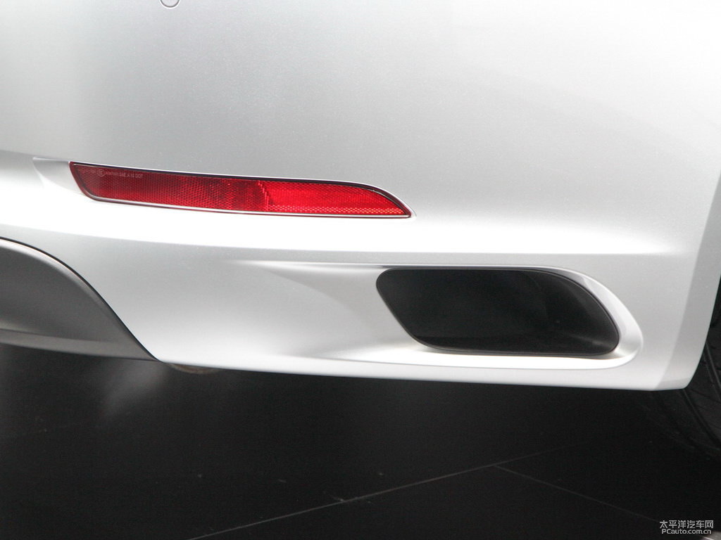 銠銀保時(shí)捷911車尾外觀圖片