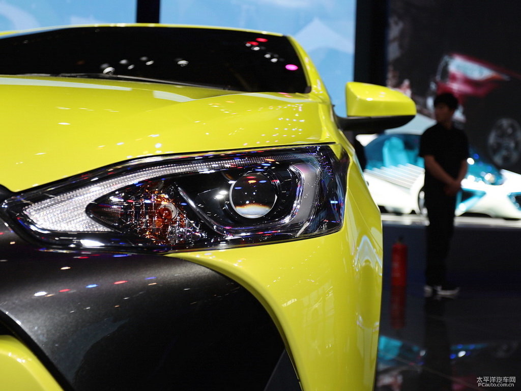 檸檬黃YARiS L 致炫車頭外觀圖片