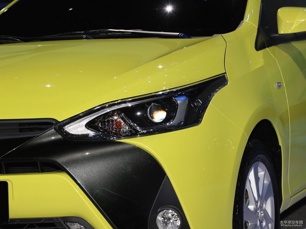 檸檬黃YARiS L 致炫車頭外觀圖片