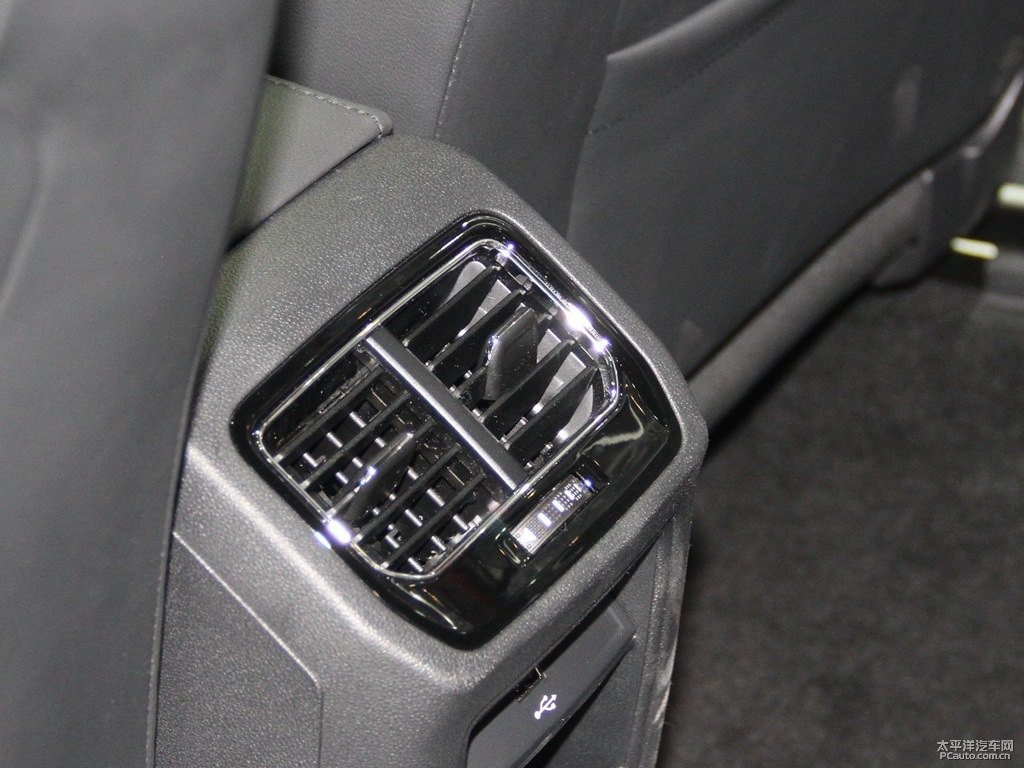 炙熱紅凌渡車廂內(nèi)飾圖片