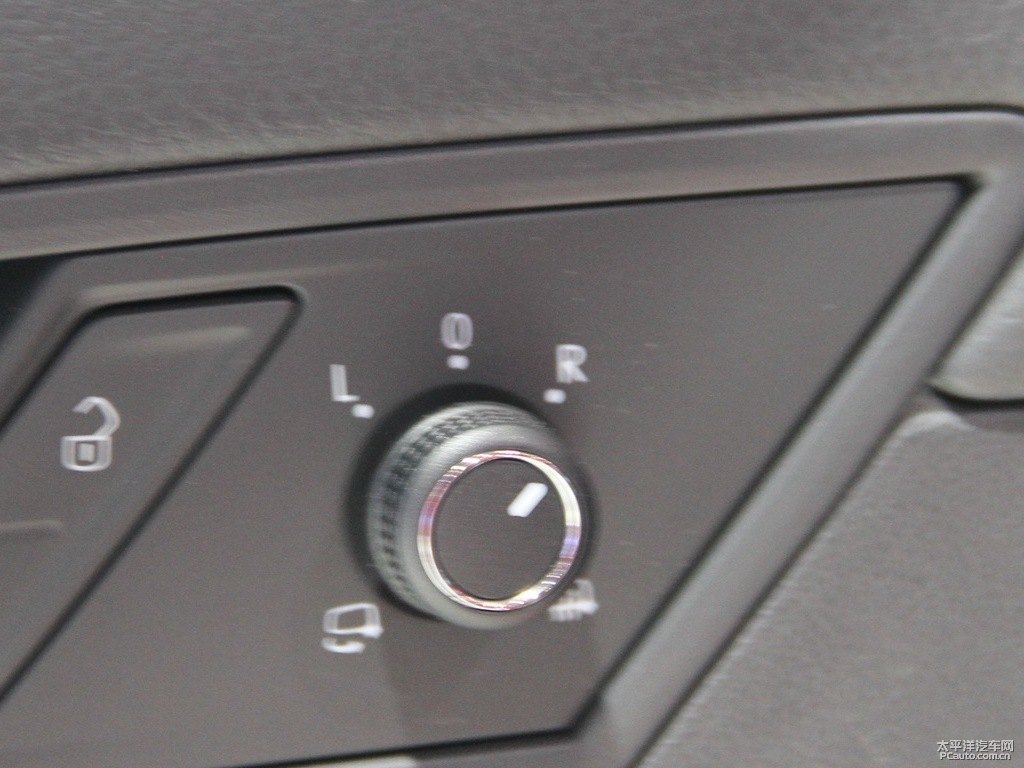 炙熱紅凌渡車廂內(nèi)飾圖片