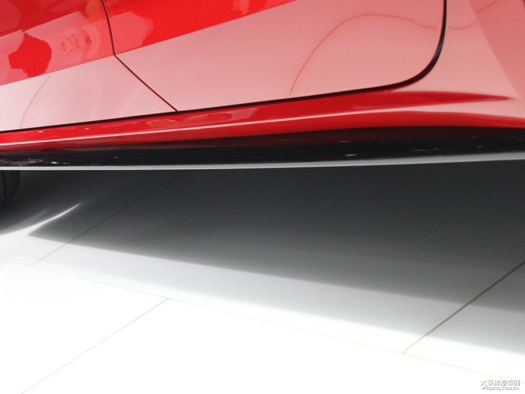 炙熱紅凌渡車身外觀圖片