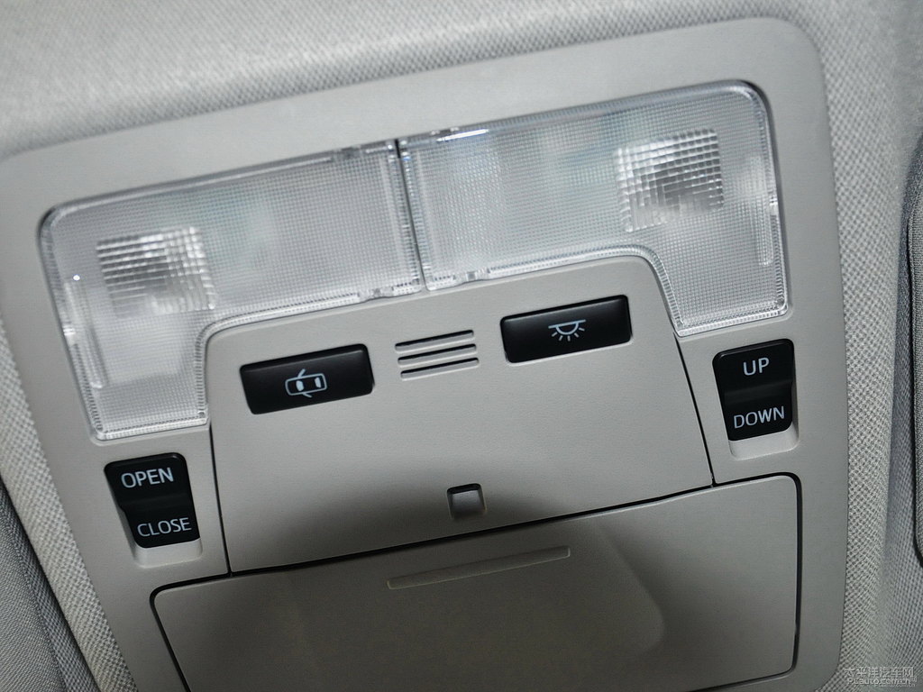 水晶銀凱美瑞車(chē)廂內(nèi)飾圖片