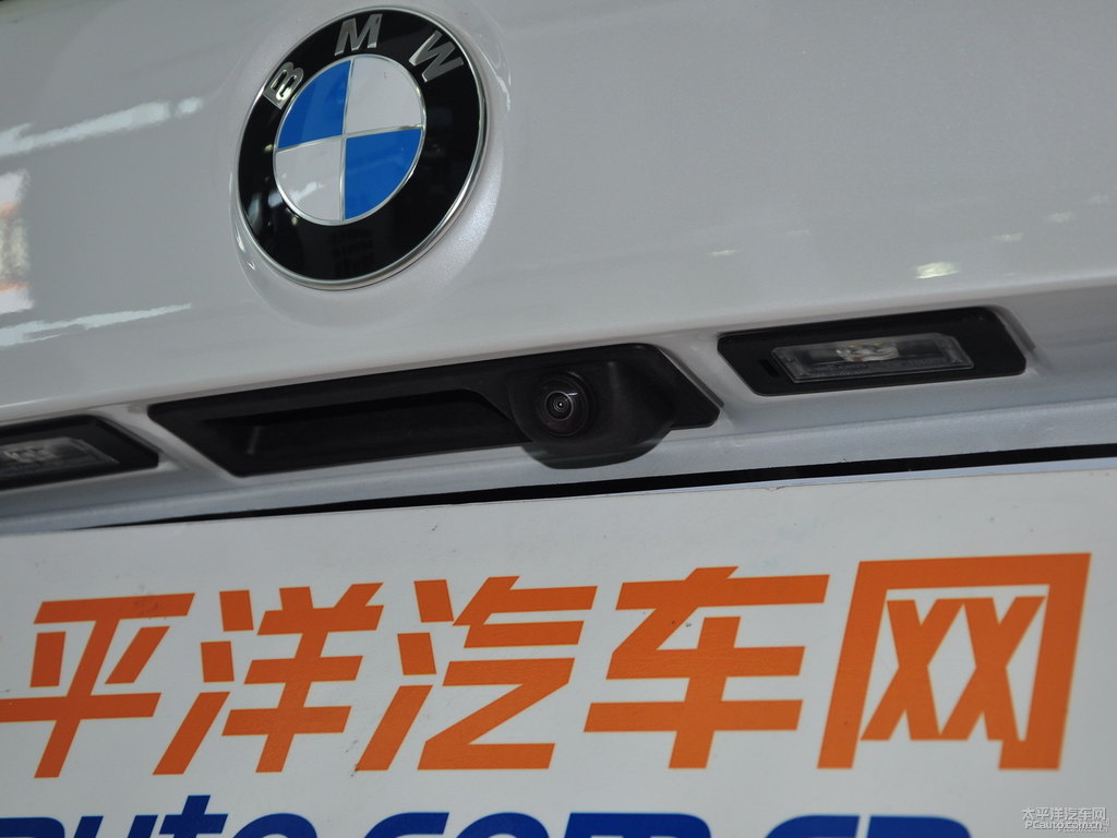 雪山白寶馬X1車尾外觀圖片