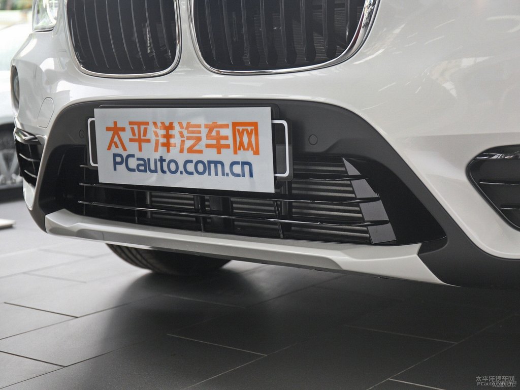 礦石白寶馬X1車頭外觀圖片