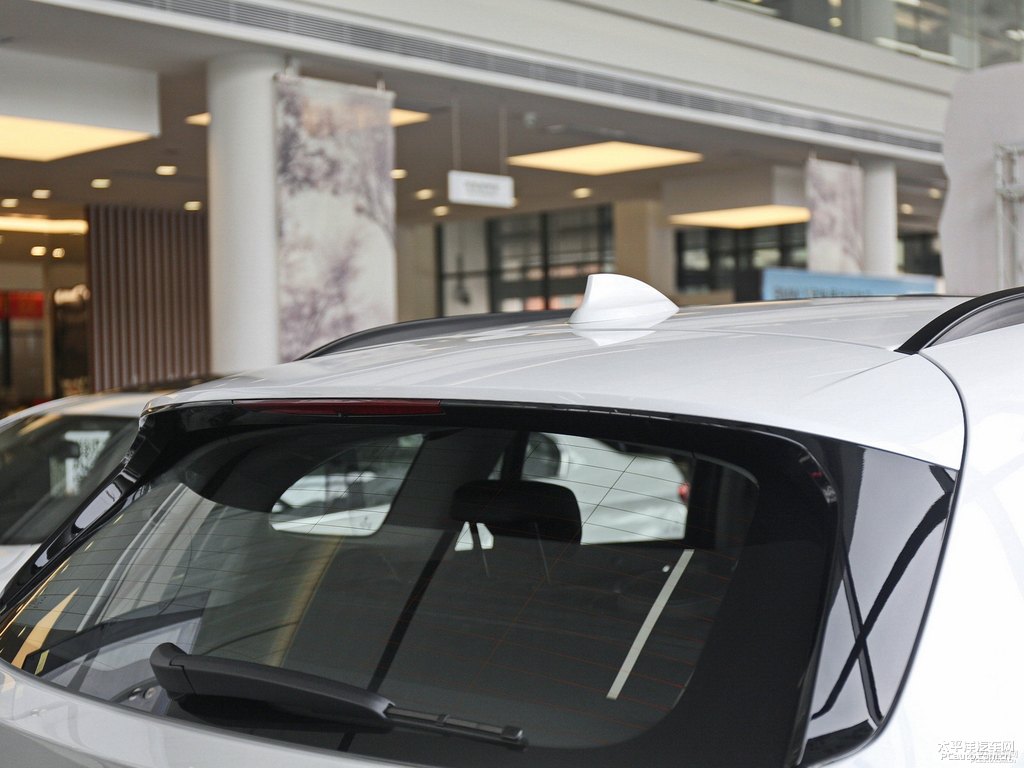礦石白寶馬X1車尾外觀圖片