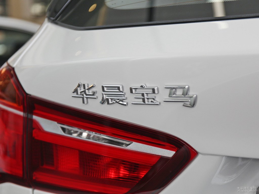 礦石白寶馬X1車尾外觀圖片