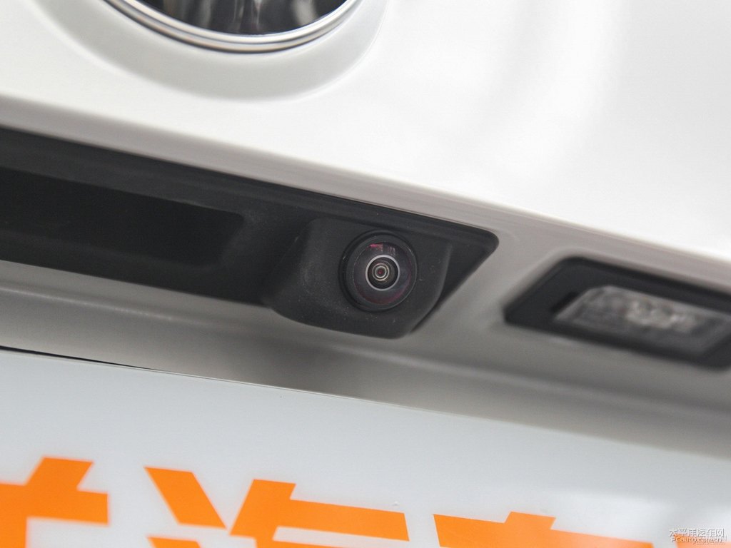 礦石白寶馬X1車尾外觀圖片