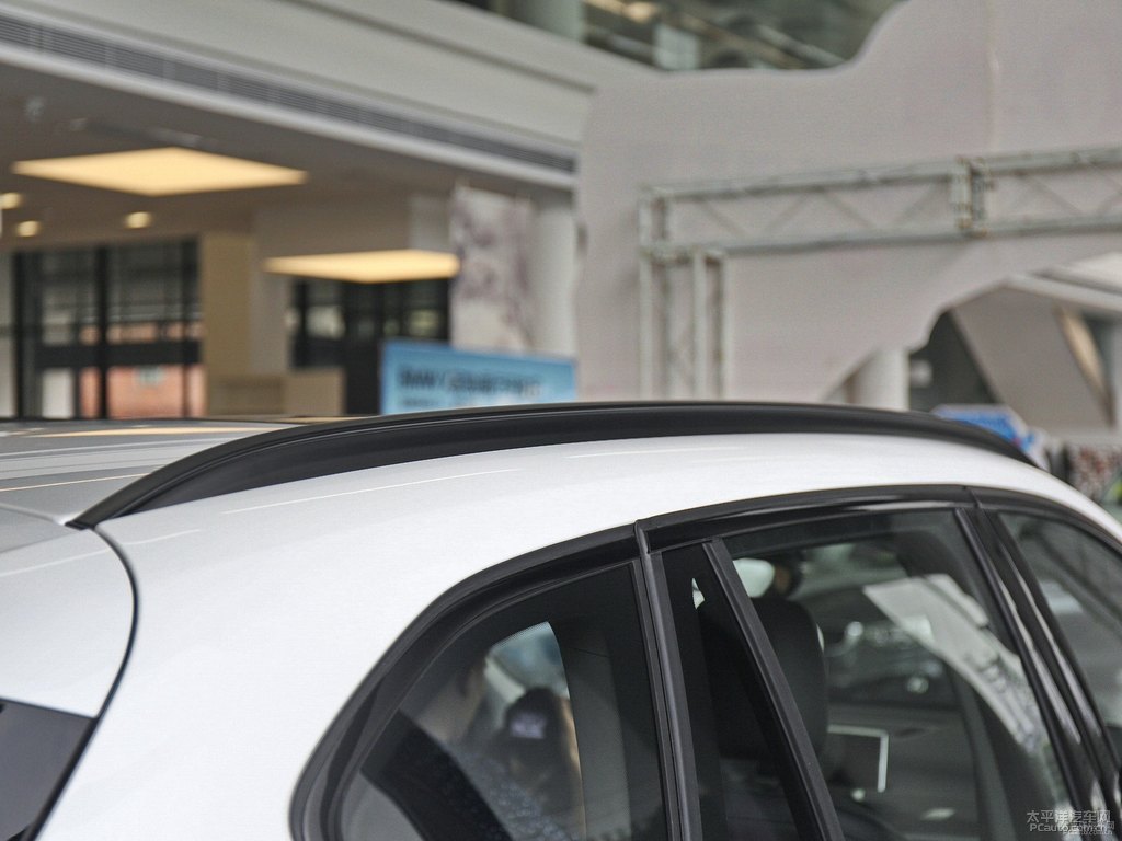 礦石白寶馬X1車身外觀圖片