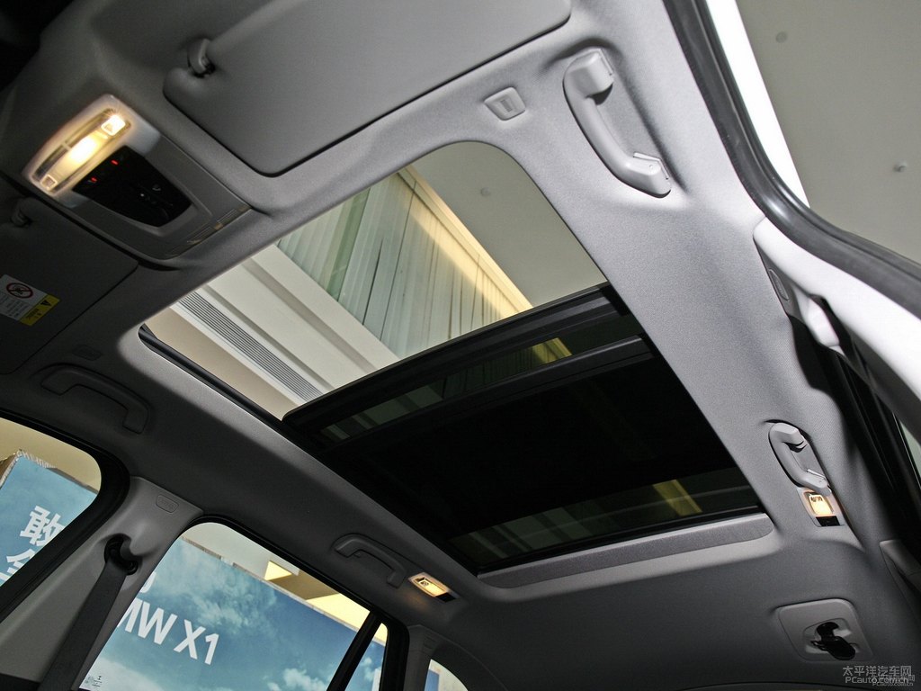 礦石白寶馬X1車廂內(nèi)飾圖片