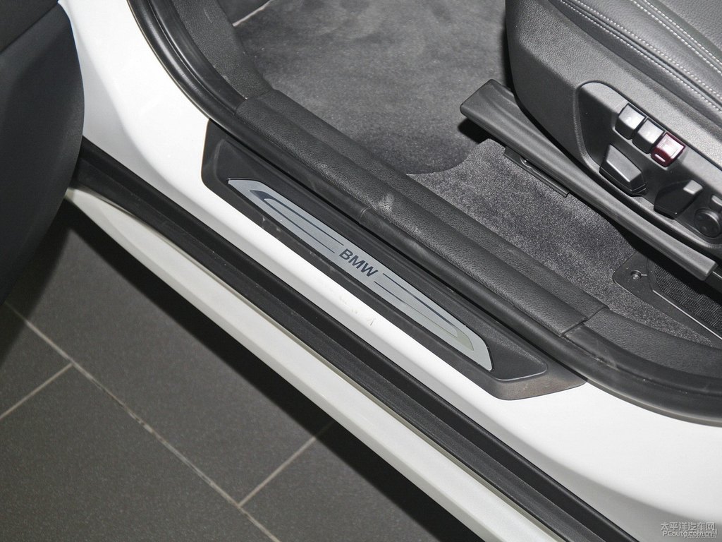 礦石白寶馬X1車廂內(nèi)飾圖片