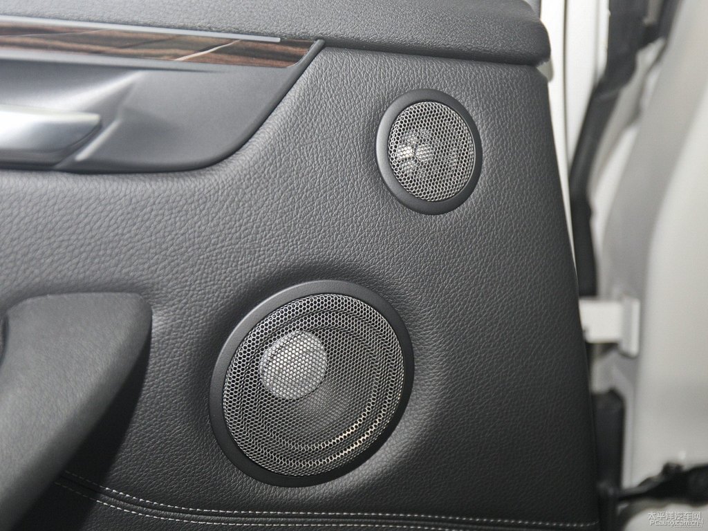 礦石白寶馬X1車廂內(nèi)飾圖片