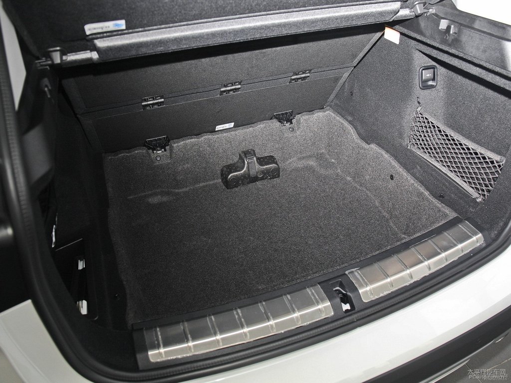 礦石白寶馬X1后備廂空間圖片