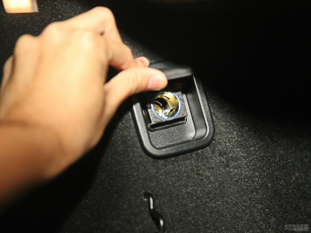 礦石白寶馬X1后備廂空間圖片