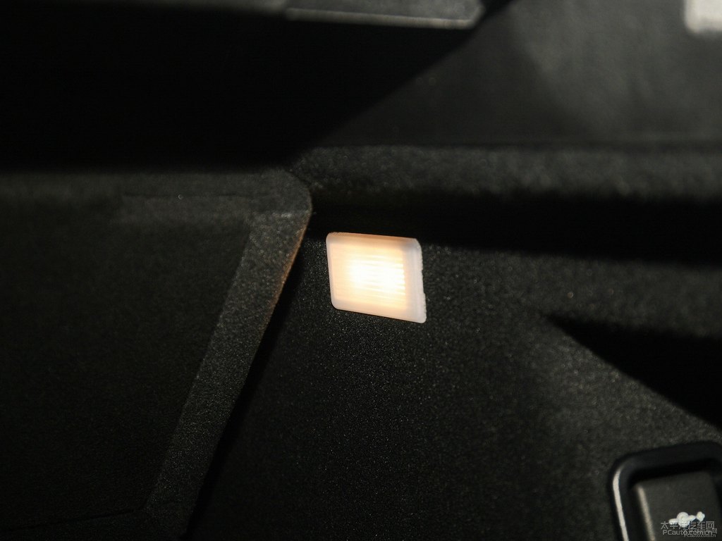 礦石白寶馬X1后備廂空間圖片