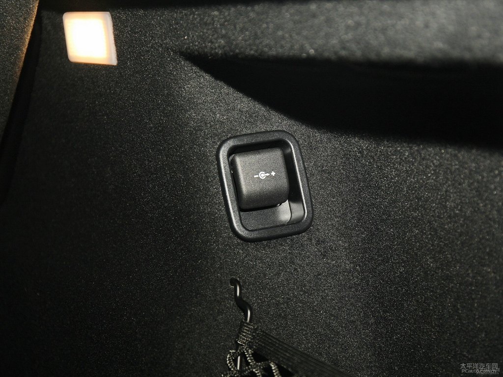 礦石白寶馬X1后備廂空間圖片