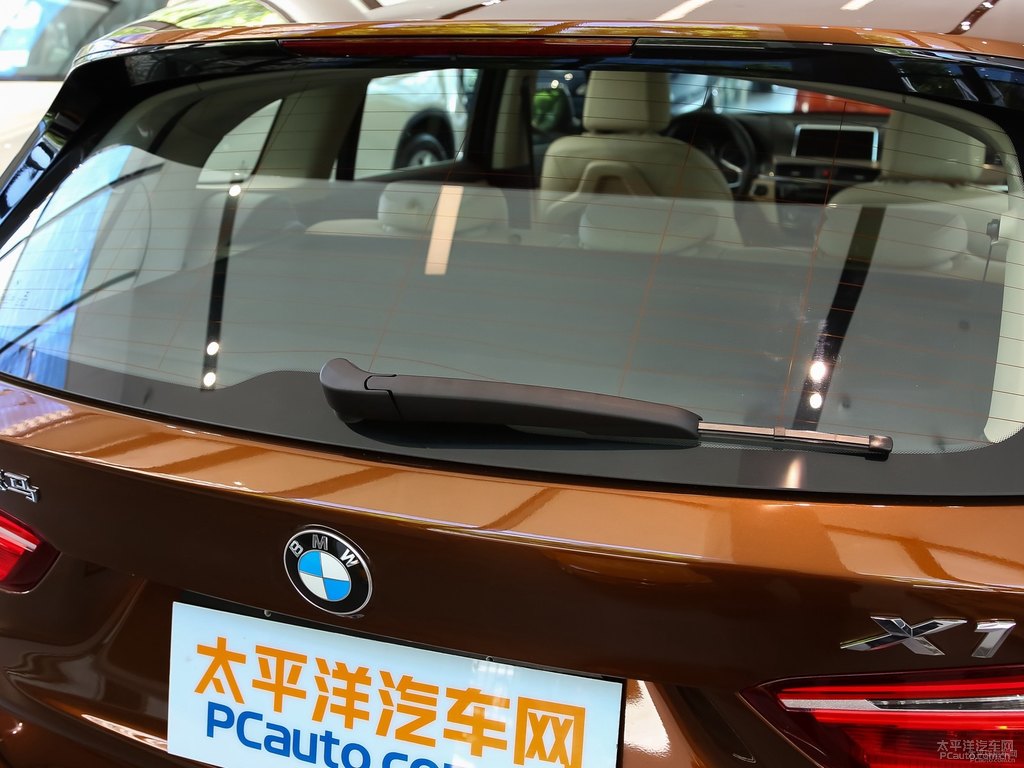 星光棕寶馬X1車(chē)尾外觀(guān)圖片