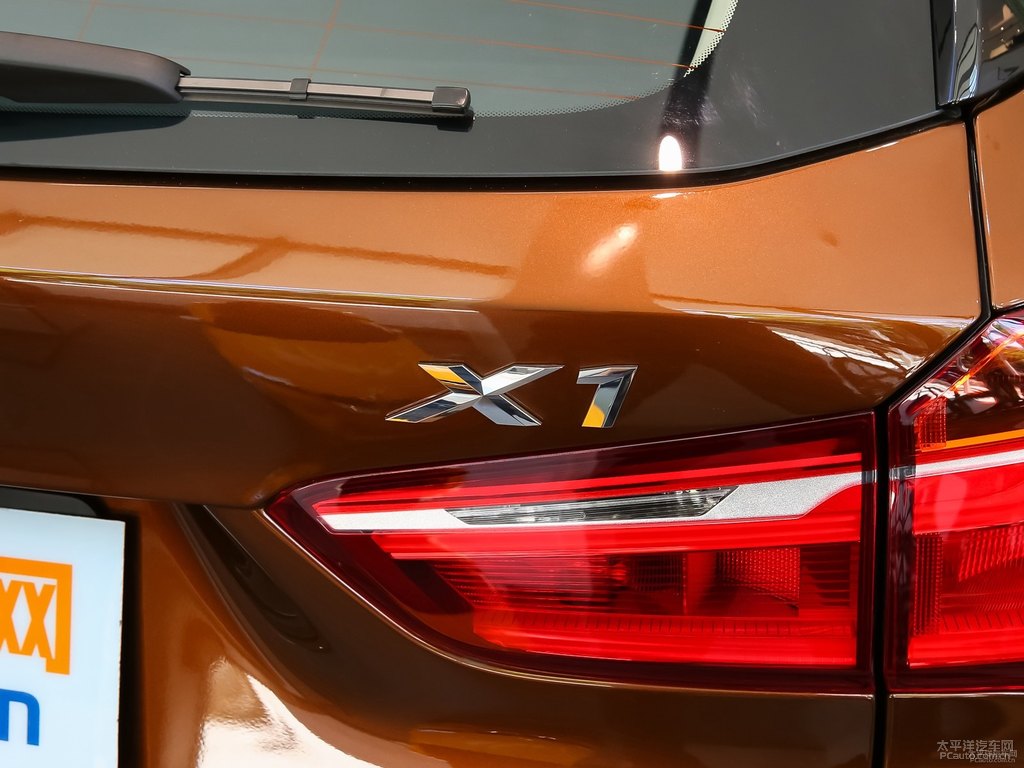 星光棕寶馬X1車尾外觀圖片