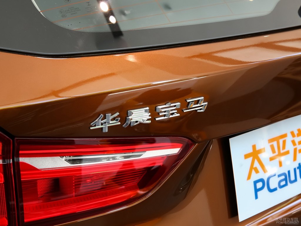 星光棕寶馬X1車尾外觀圖片