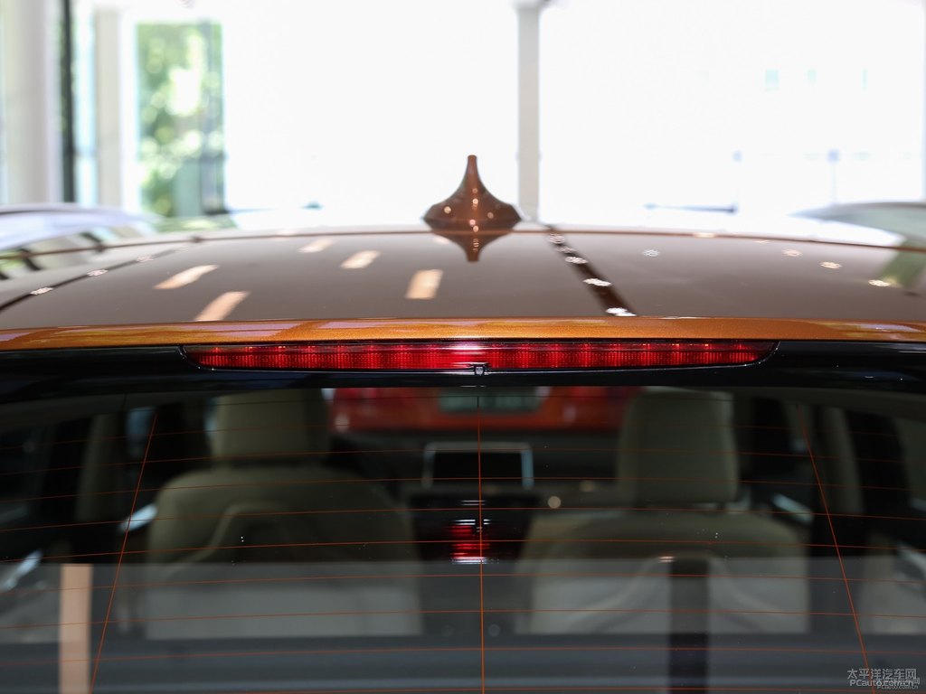 星光棕寶馬X1車尾外觀圖片