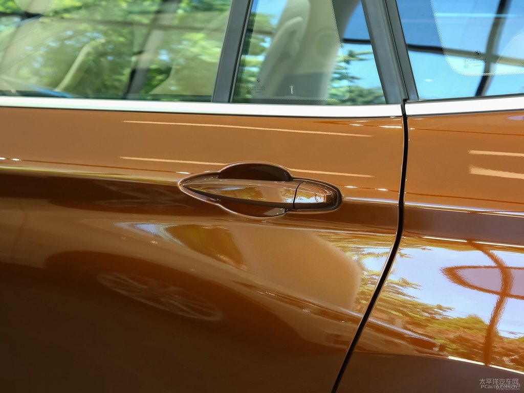 星光棕寶馬X1車身外觀圖片